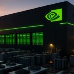 Extern aanzicht van een groot datacenter in Maleisie met koelinstallaties en stroomtransformatoren in warm avondlicht