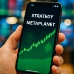 Smartphone toont een app met aandelen van Strategy en Metaplanet en een stijgende grafiek