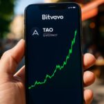 Smartphone met de Bitvavo-app en een stijgende groene koersgrafiek van Bittensor (TAO)