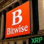 Groot Bitwise-logo en de ticker XRP op een beeldscherm aan de gevel van de New York Stock Exchange