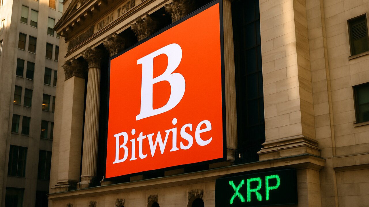 Groot Bitwise-logo en de ticker XRP op een beeldscherm aan de gevel van de New York Stock Exchange