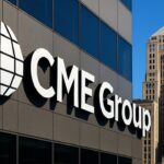 Vooraanzicht van het CME-gebouw in Chicago met logo bij helder daglicht