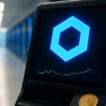Het herkenbare Chainlink-logo op een digitaal bankterminal-scherm in een helder verlicht datacenter