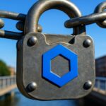 Groot stalen hangslot met het blauwe Chainlink-logo aan een ketting over een brug in zonlicht