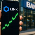 Smartphone toont stijgende Chainlink koersgrafiek met het blauwe LINK-logo voor een bankgebouw
