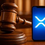 Rechtershamer naast een smartphone met het XRP-logo, symbool voor de afgewezen smaadzaak in de XRP-community
