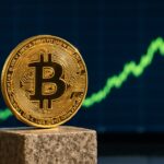 Fysieke Bitcoin-munt op een sokkel met een rustig stijgende groene koersgrafiek op de achtergrond