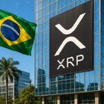 Modern financieel gebouw in São Paulo met een Braziliaanse vlag en een groot XRP-logo op de gevel