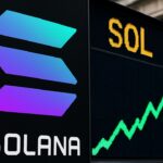 Het Solana-logo groot naast een beursbord met een stijgende groene grafiek