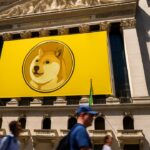 Gevel van de New York Stock Exchange met een groot geel Dogecoin-spandoek en een groene pijl omhoog op een beursscherm