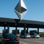Een verbredende tolweg met vlot doorstromend verkeer en een groot verlicht Ethereum-logo erboven, als beeld voor meer capaciteit door de Glamsterdam-upgrade.
