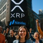 Enthousiaste XRP-supporters voor het Nasdaq-gebouw op Times Square met het XRP-logo op het grote scherm