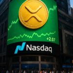 De Nasdaq-gevel in New York met een groot XRP-logo op het digitale scherm