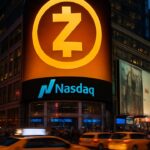 Het Nasdaq-scherm op Times Square toont een groot Zcash-logo, symbool voor de geplande beursgang van miner Fortitude.