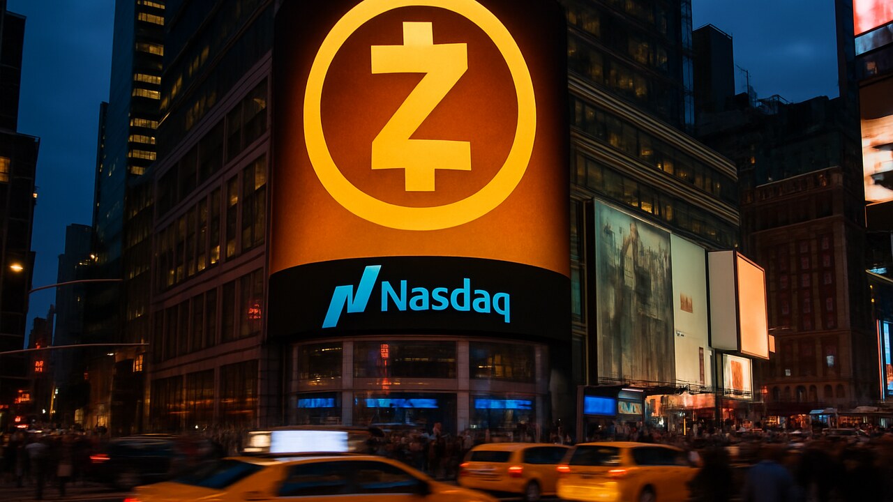 Het Nasdaq-scherm op Times Square toont een groot Zcash-logo, symbool voor de geplande beursgang van miner Fortitude.