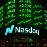 Gevel van het Nasdaq-gebouw met groot verlicht scherm vol groene beurskoersen