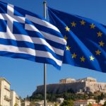 De Griekse vlag en de vlag van de Europese Unie wapperen naast elkaar in Athene, met de Akropolis op de achtergrond