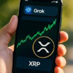 Smartphone toont Grok-chat met een stijgende groene XRP koersgrafiek en het XRP-logo