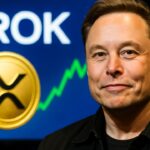 Elon Musk voor een scherm met het Grok AI-logo en het XRP-symbool met een stijgende koerslijn