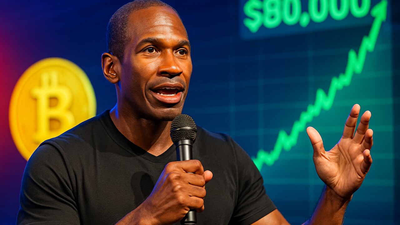 Arthur Hayes spreekt op een podium voor een scherm met een stijgende Bitcoin koers boven 80.000 dollar