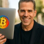 Hunter Biden houdt lachend een laptop omhoog, verwijzend naar zijn nieuwe LAPTOP meme coin