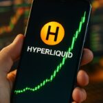 Telefoon met een stijgende groene grafiek en het Hyperliquid HYPE-logo