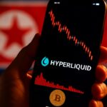 Smartphone met de Hyperliquid-app en een rode dalende grafiek, met op de achtergrond een Noord-Koreaanse vlag