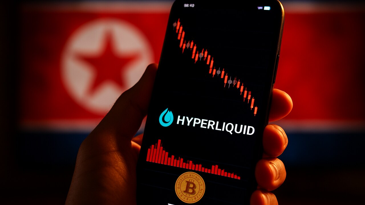 Smartphone met de Hyperliquid-app en een rode dalende grafiek, met op de achtergrond een Noord-Koreaanse vlag
