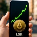 Smartphone met een steil stijgende groene koersgrafiek van Lisk in een hand op straat
