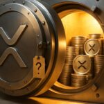 Half geopende kluisdeur met XRP-logo en stapels XRP-munten erachter, symbool voor een onbekende eigenaar van miljarden XRP