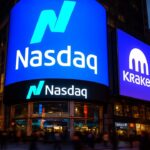 De Nasdaq MarketSite in New York met het Nasdaq-logo en een Kraken-logo op een digitaal reclamescherm