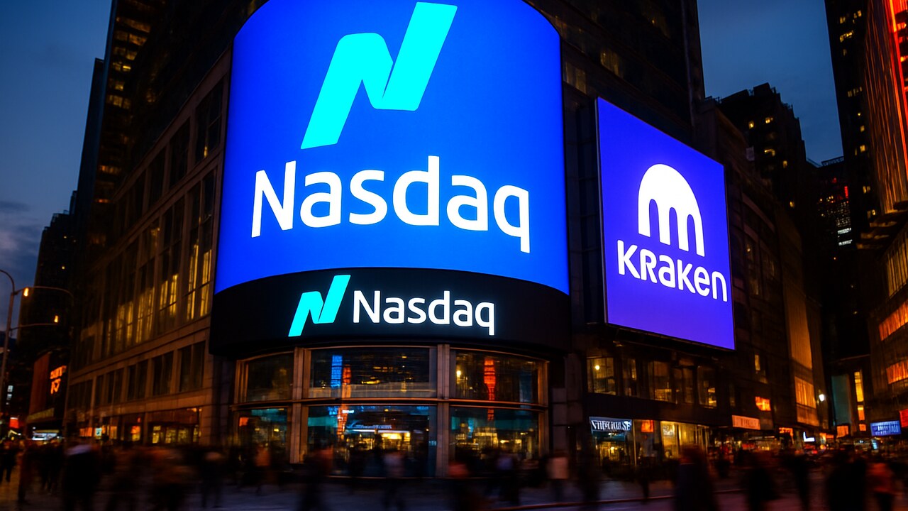 De Nasdaq MarketSite in New York met het Nasdaq-logo en een Kraken-logo op een digitaal reclamescherm