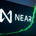 NEAR Protocol-logo op een groot scherm naast een stijgende groene koersgrafiek