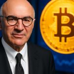 Kevin O'Leary voor een groot Bitcoin-logo op een scherm tijdens een persmoment