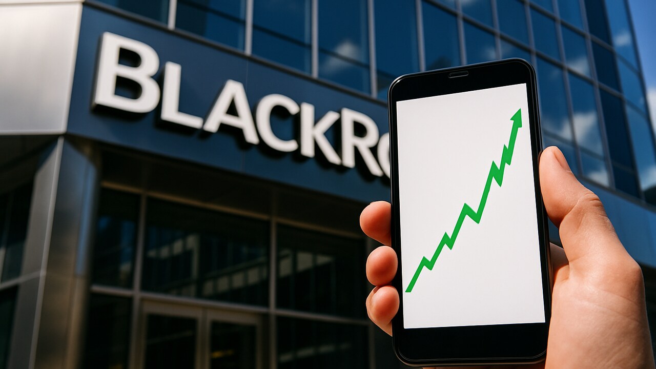 Het BlackRock-logo op een gebouwgevel met op de voorgrond een telefoon met een stijgende groene grafiek.