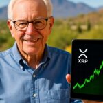 Peter Brandt toont buiten in de zon een tablet met een stijgende XRP-grafiek