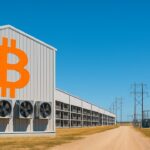 Grote Bitcoin-miningfaciliteit in Texas met hallen, koelinstallaties en een oranje Bitcoin-logo op de gevel onder een blauwe lucht