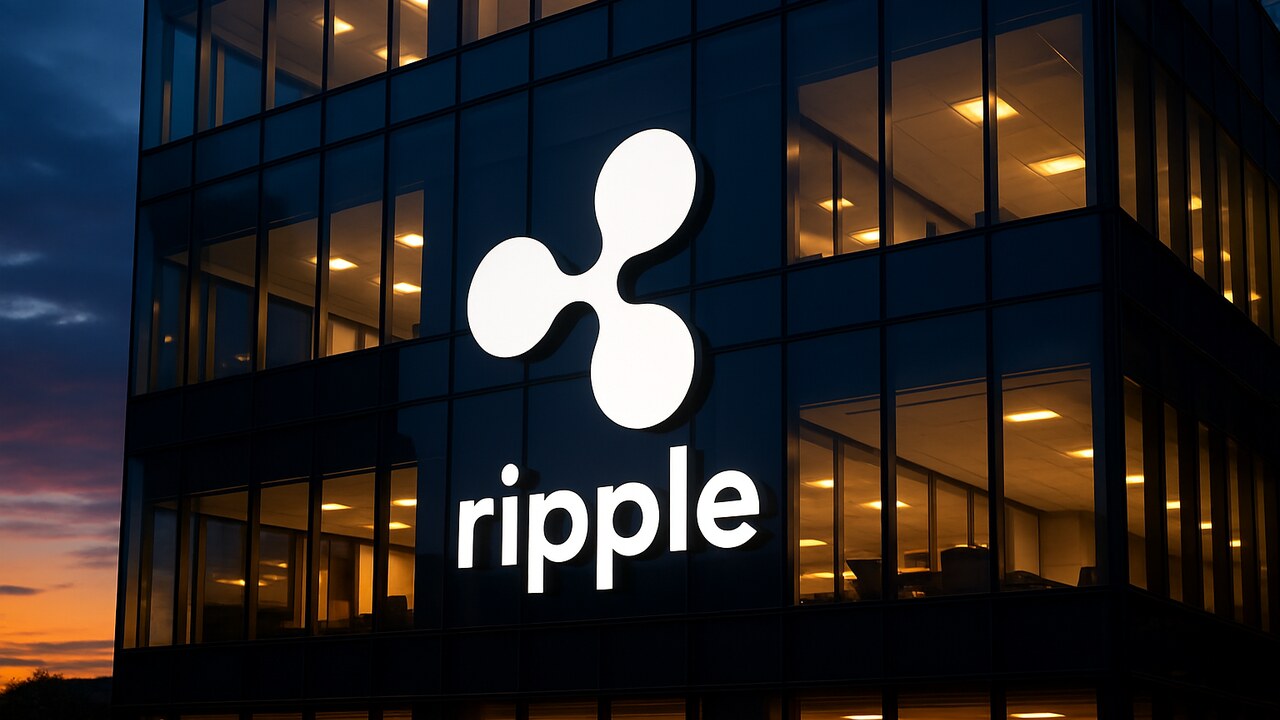 Gevel met groot verlicht Ripple-logo bij schemering