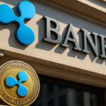 Ripple-logo groot op een gevel van buiten, met een fysieke RLUSD-munt op de voorgrond