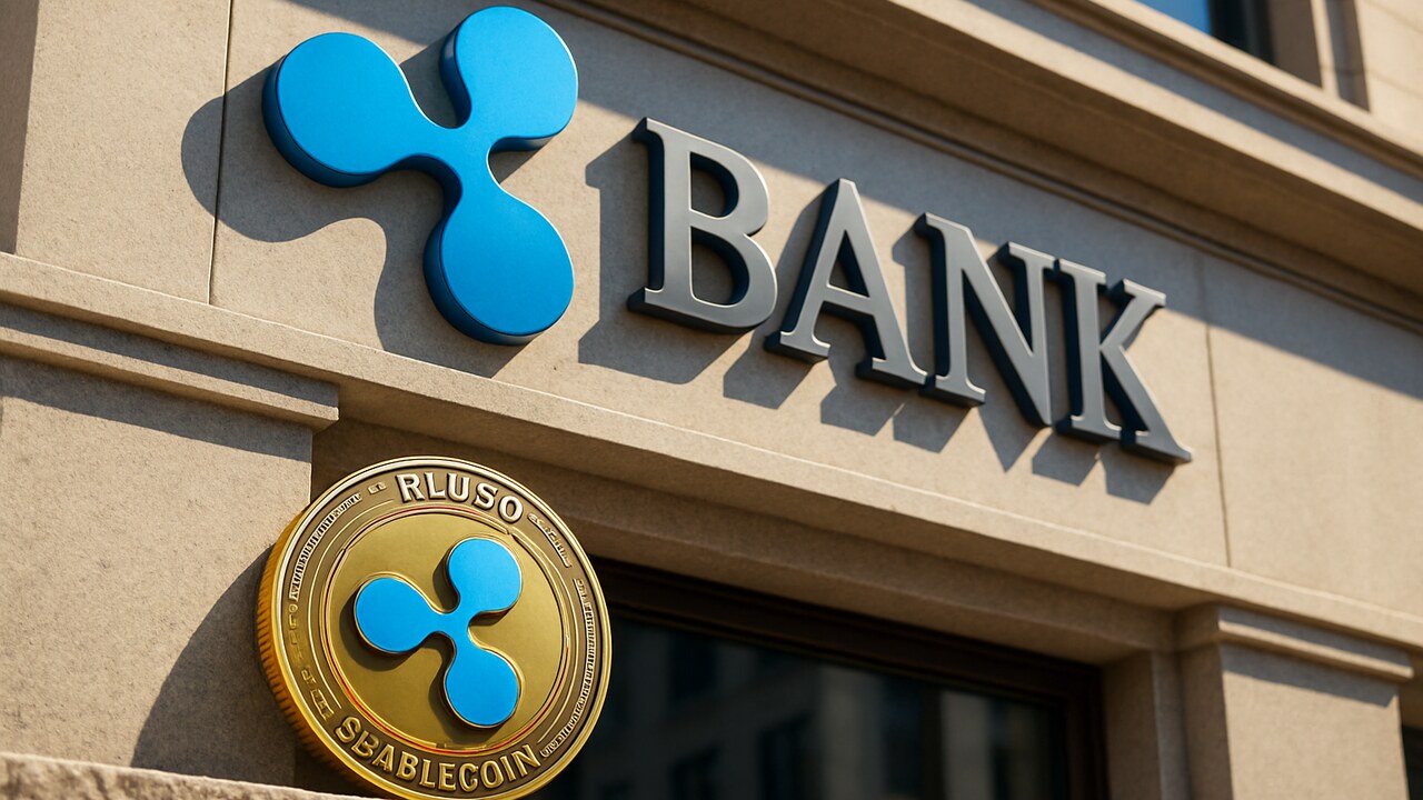 Ripple-logo groot op een gevel van buiten, met een fysieke RLUSD-munt op de voorgrond