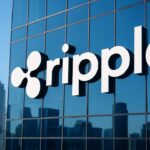 Het Ripple-logo groot en herkenbaar op de gevel van een modern gebouw in een Aziatische stad