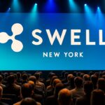 Podium met het Ripple Swell-logo op een conferentie in New York vol bezoekers