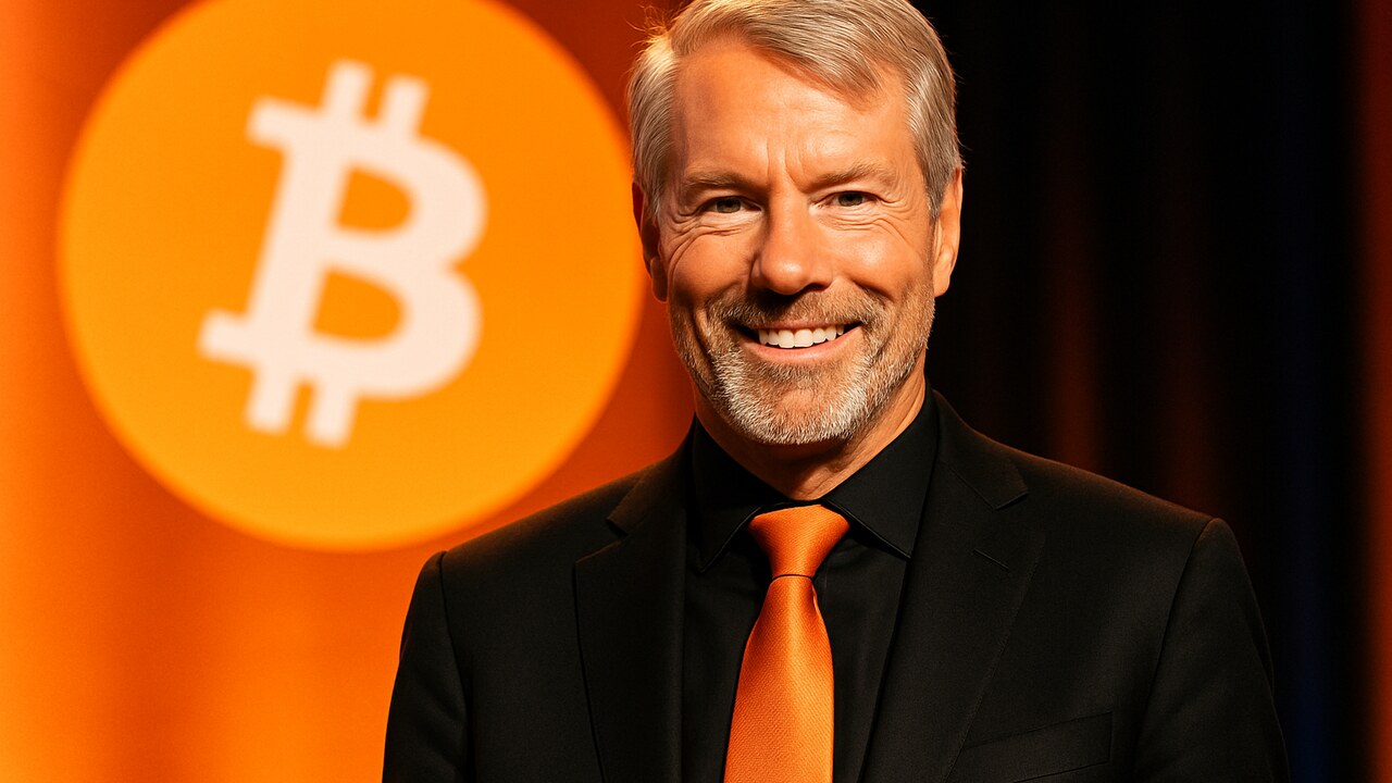 Michael Saylor met oranje stropdas op een podium voor een groot oranje Bitcoin-logo