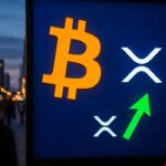 Groot straatscherm met het Bitcoin-logo prominent naast een kleiner XRP-logo met een stijgende pijl