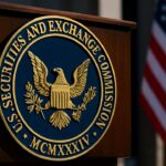 Het officiele zegel van de Amerikaanse SEC bij de ingang van een overheidsgebouw