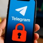Smartphone met Telegram-app en een rood slotsymbool dat bevroren cryptotegoeden voorstelt