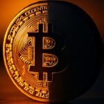 Fysieke Bitcoin-munt half verborgen in schaduw als symbool voor privacy op de blockchain
