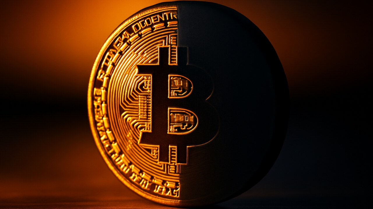 Fysieke Bitcoin-munt half verborgen in schaduw als symbool voor privacy op de blockchain