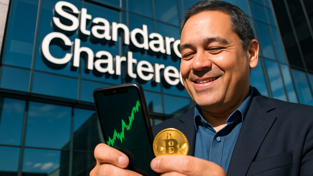 Standard Chartered-logo op een bankgevel met op de voorgrond een telefoon met een stijgende groene koersgrafiek