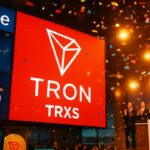 Beursvloer van Cboe in Chicago met het rode TRON-logo en de ticker TRXS op grote schermen tijdens een slotbelceremonie met confetti